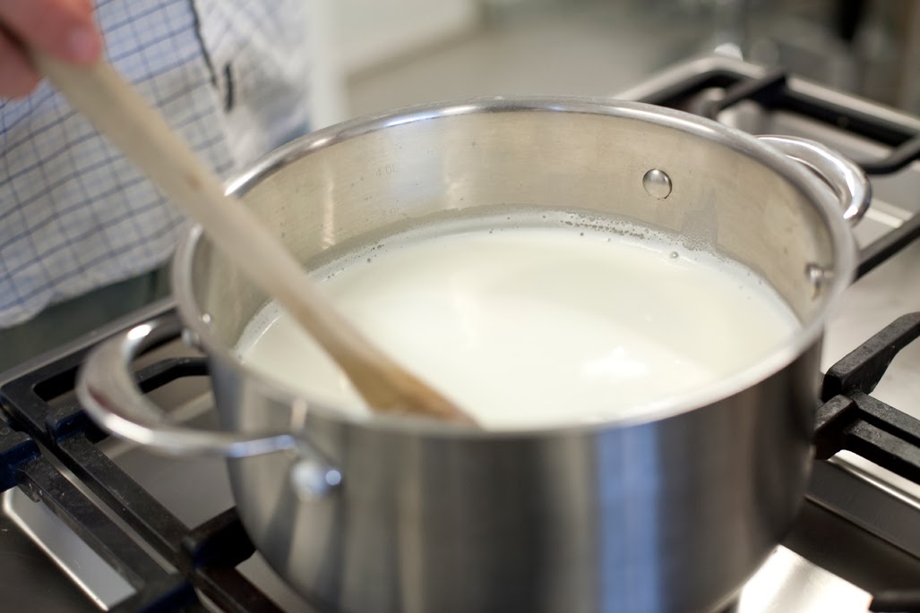 Молоко довести до кипения в отдельной емкости.