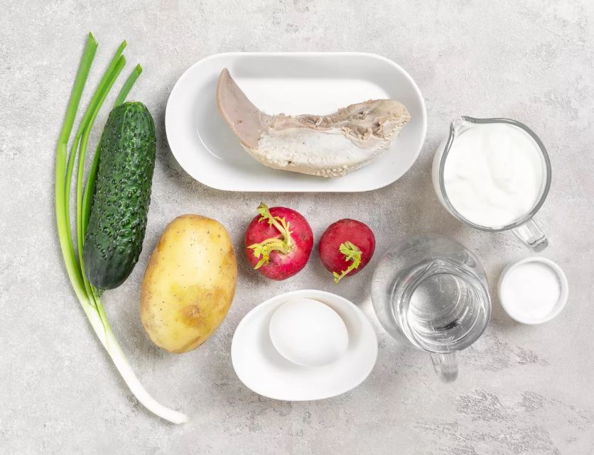 Помойте картофель, оставьте в мундире. Вымойте огурец и редис. Отварите яйцо вкрутую. Промойте лук.