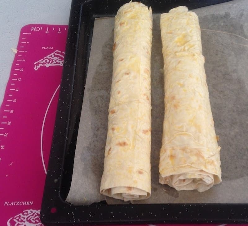 На застеленный пергаментом противень выложить рулеты, смазать яичной смесью и поставить в духовку при 190 градусах на 15–20 минут.