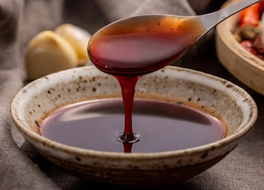 Добавить рыбный соус, масло, соль, кунжут, хорошо перемешать.
