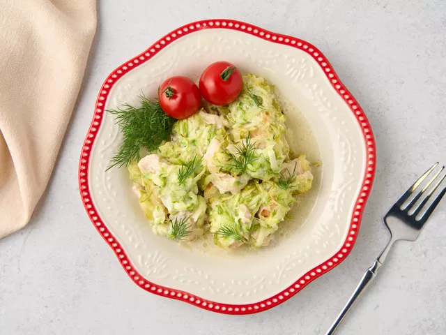 Украсьте запеканку укропом и помидорами черри.
