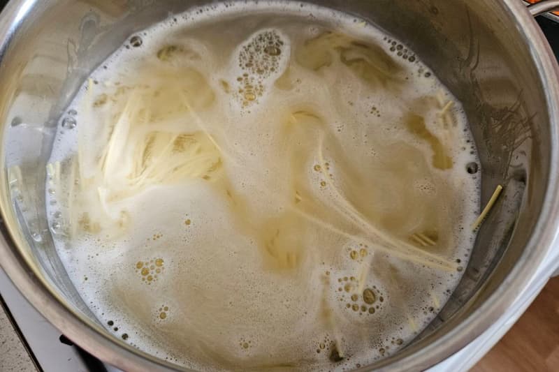 Отварите лапшу в кипятке и промойте холодной водой.
