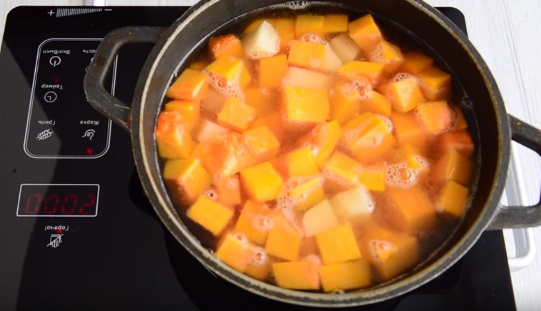 Кладем тыкву и картофель в кастрюлю, вливаем воду и варим около 20 минут до мягкости овощей. Чтобы суп получился еще вкуснее и питательнее, его можно приготовить не на простой воде, а на мясном бульоне. Если тыква очень мягкая, а картофель твердый, то луч