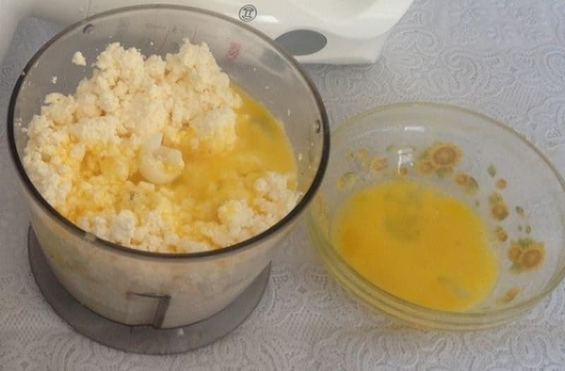 В чаше блендера смешать творог, сахарозаменитель и большую часть взбитого яйца, оставив немного для смазывания рулета. Взбить все до однородной массы.