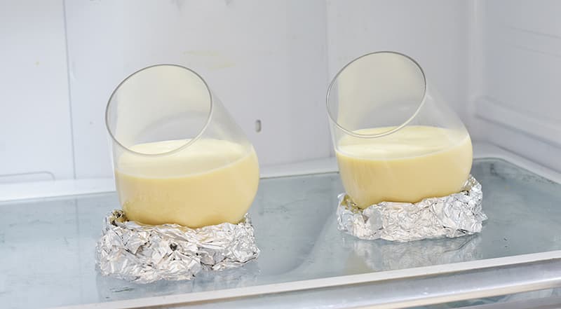 Соедините горячую желатиновую смесь с медом и апельсиновой цедрой. Добавьте ряженку. Тщательно перемешайте до получения массы однородной консистенции. Разлейте по прозрачным стаканчикам и уберите в холодильник на 4 часа. установив их под наклоном.