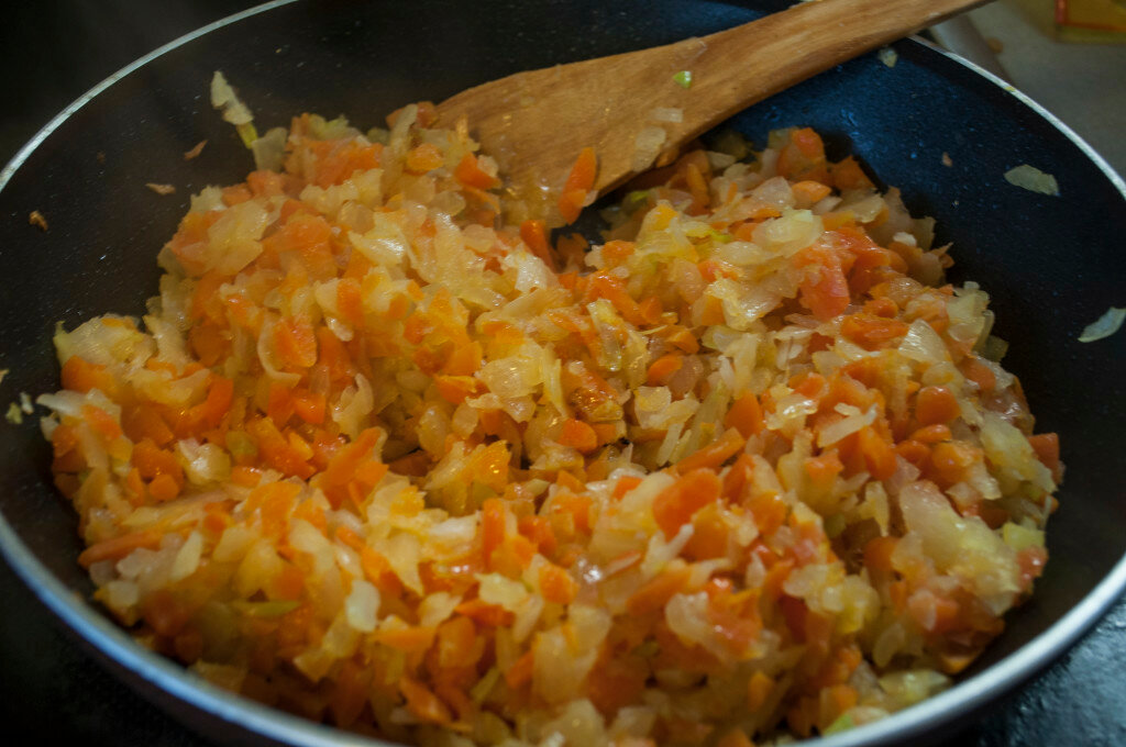 Подготовим овощи, картофель, морковь и лук моем, очищаем и нарезаем средним кубиком. Делаем поджарку, на разогретую сковороду наливаем масло растительное и обжариваем лук до золотого цвета, и выкладываем обжариваться морковь, обжариваем еще 5 минут.