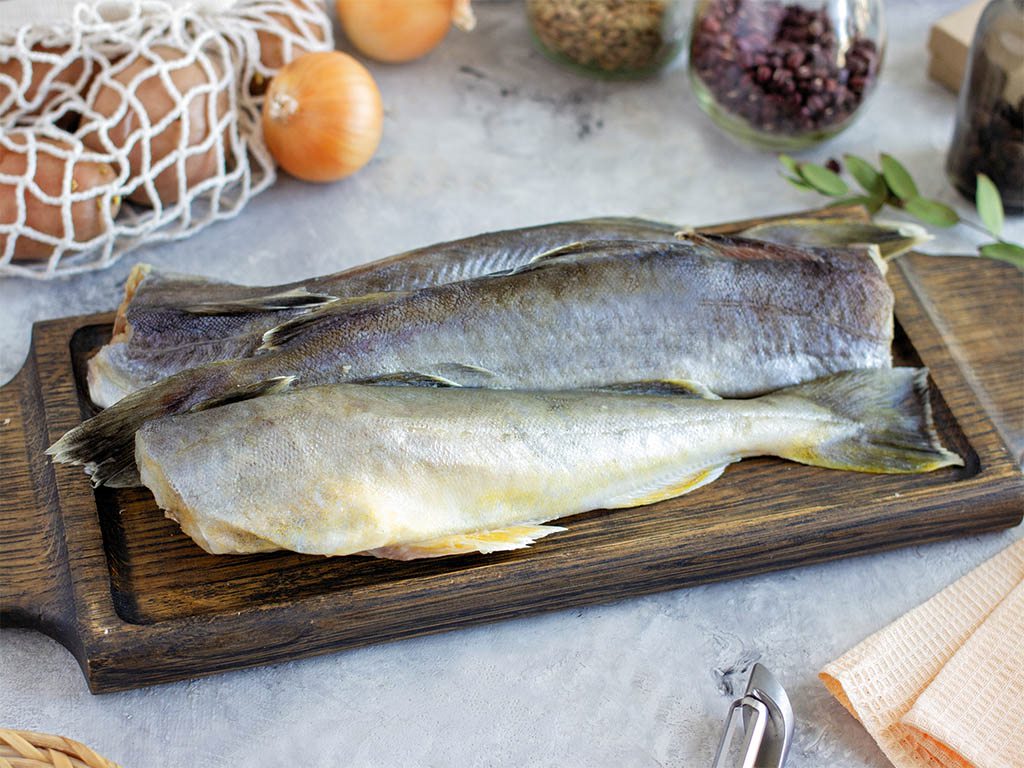 Хорошенько обсушите тушки рыбы бумажным полотенцем, чтобы удалить излишки влаги. Иначе вы рискуете получить из духовки не запеченную, а вареную рыбу. Положите обработанную рыбу в форму для запекания, влейте растительное масло без запаха, посолите и поперч