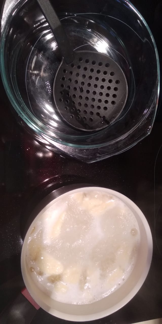 Вода закипела и мы смело опускаем в нее наши творожно-мучные кусочки