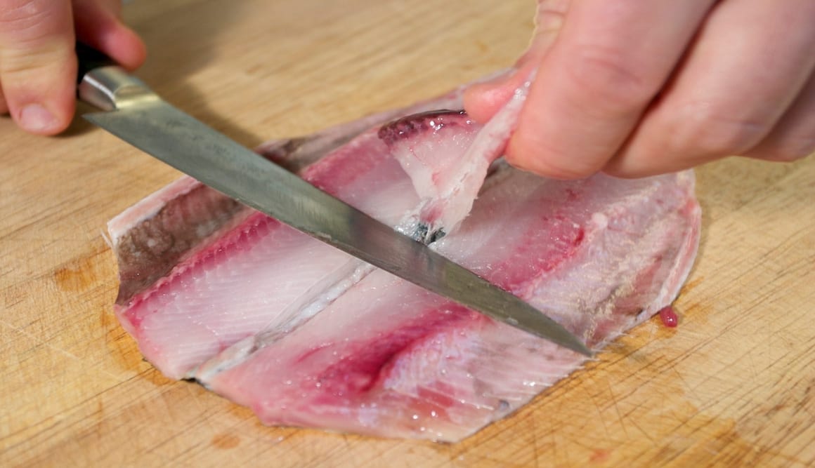 Селедку разморозим, выпотрошим, разделаем на филе.
