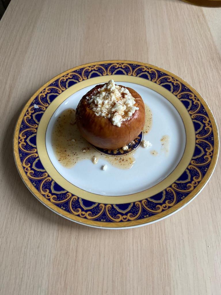 Яблочко на блюдечке с золотой каемочкой