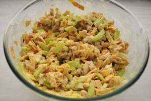 Готовые ингредиенты смешать в удобной посуде, посолить по вкусу, поперчить и заправить соусом. Это может быть натуральный йогурт. А можно сделать  сметано-соевый соус,  для чего надо смешать 50 г сметаны, 30 г соевого соуса, 5 г горчицы.