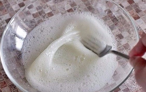 Кокос, яйца, соль взбить вилкой.