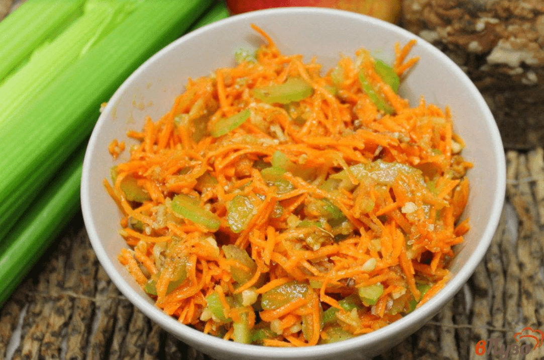 Добавьте мелко нарезанный сельдерей, красный лук, болгарский перец, зелень. Заправьте оливковым маслом.
