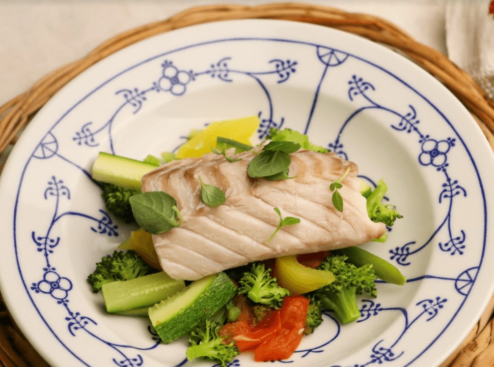 Фото рыба с овощами на тарелке