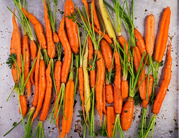 Положите морковь в большую форму или на противень, сбрызните оливковым маслом, посыпьте зирой, растирая ее в пальцах, и солью. Поставьте форму (противень) в разогретую до 180 °C духовку на 20–25 мин., пока морковь не зарумянится.
