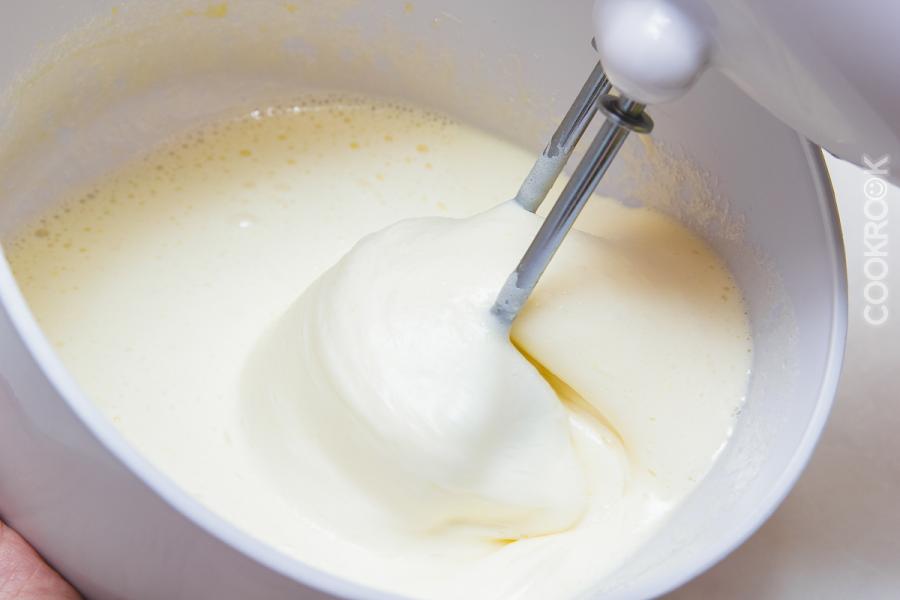 Взбить яйца с сахаром до густой пенки. Добавить их в молочную смесь, перемешать и сразу снять с огня.