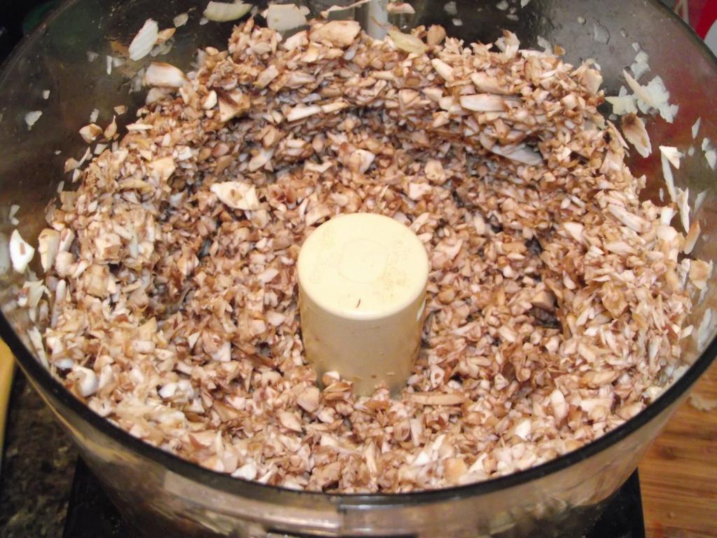 В стакан блендера помещаем обжаренные с луком грибы и тофу, добавляем соль, молотую смесь перцев, сухой укроп. Все измельчаем. Берем готовый рис (около 300 г), соединяем с измельченной массой грибов и тофу.