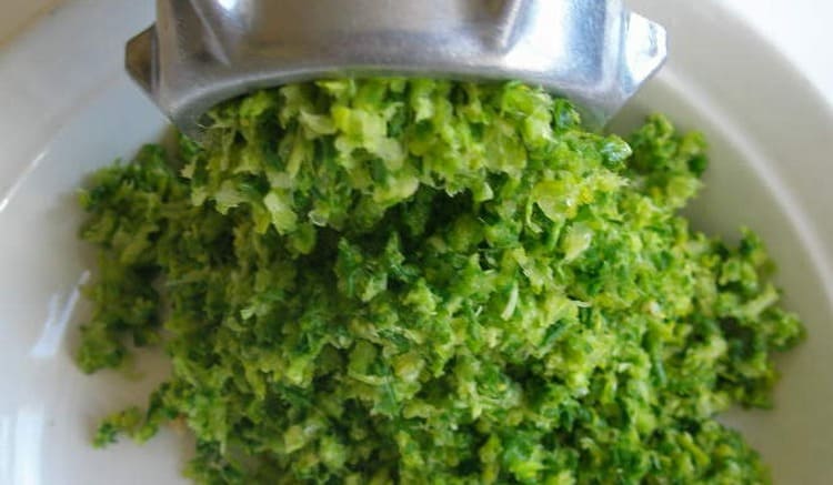 Разложить массу по формочкам для маффинов.