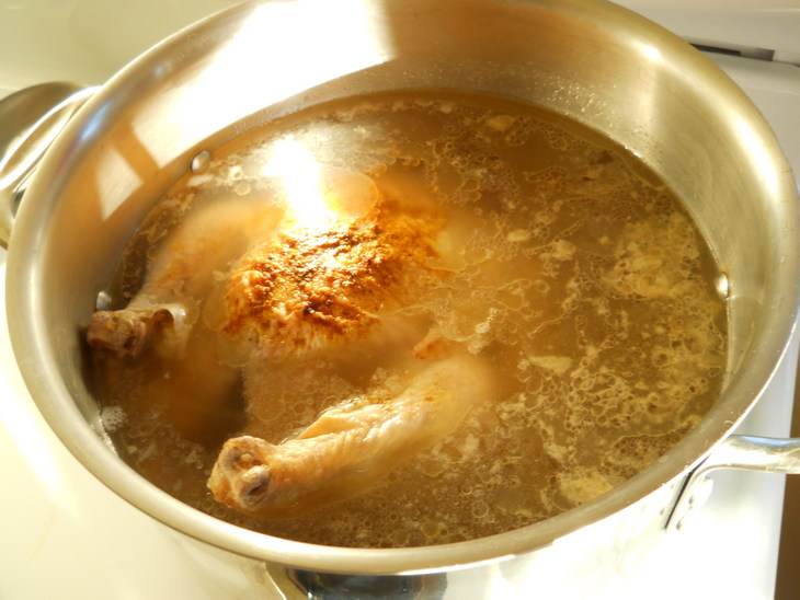 Сварить бульон из курицы и вынуть мясо.