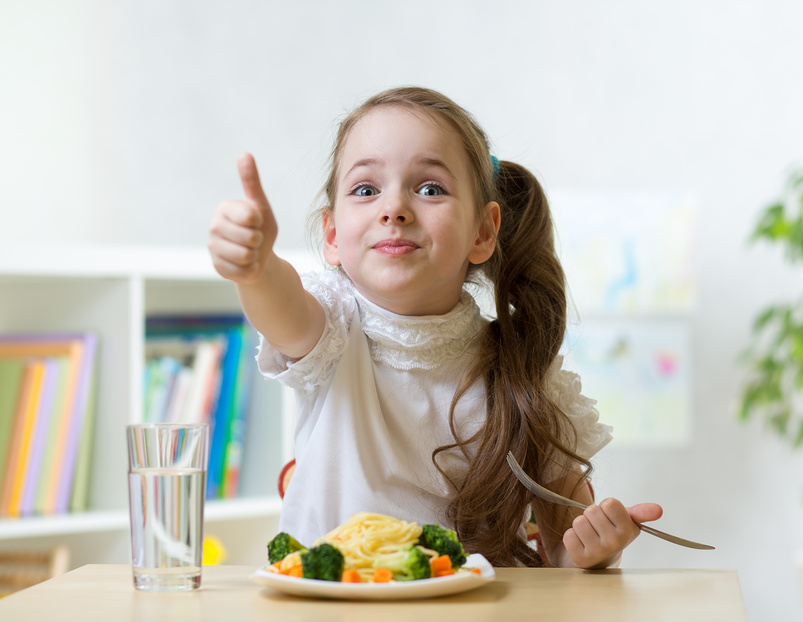 Эксперты поделились принципами питания школьников