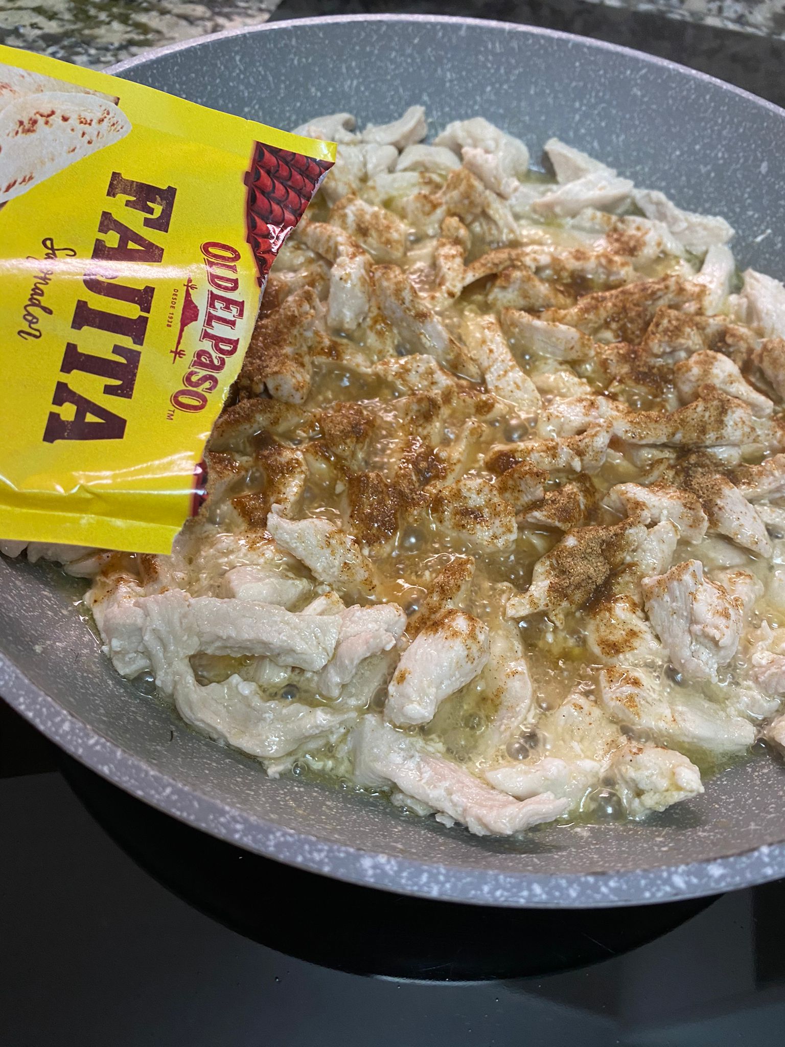 Жарим на самой высокой температуре. Добавляем специи.