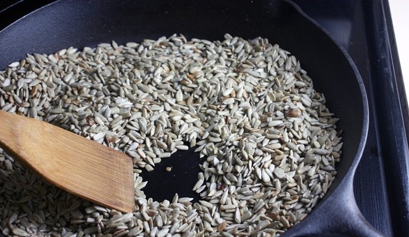 Семечки обжарить на сухой сковороде до золотистого цвета.