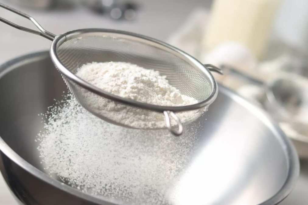 Просеять муку с содой. Добавить лимонную кислоту. Муку добавляйте постепенно, замешивая эластичное податливое тесто. Не забивайте его мукой. 