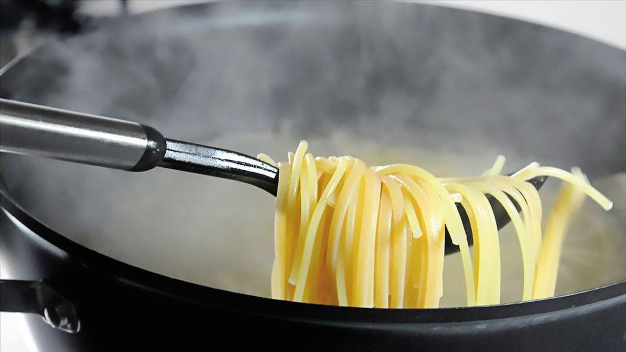 6.	В кастрюле в большом количество подсоленной воды отварите спагетти до состояния al dente. Готовые макароны откиньте на дуршлаг и дайте стечь воде.