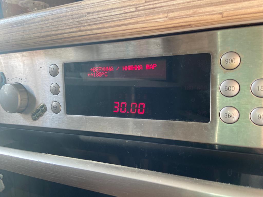 Доводим до готовности в духовке при 160 – 180 Cо примерно 15 минут. Надо чтоб яблоко пропеклось, но при этом не лопнуло. А то не так красиво при подаче будет выглядеть. 