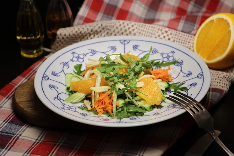 Салат с апельсином и хрустящими овощами