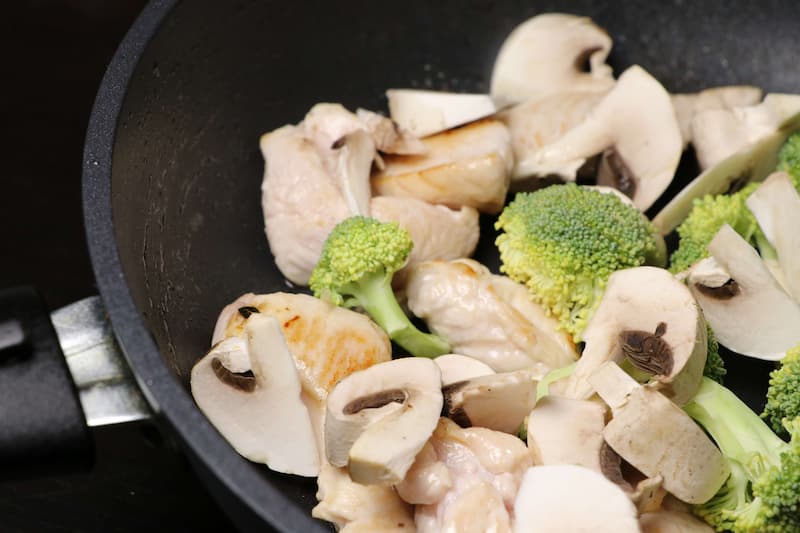 Индейка с брокколи и грибами 3