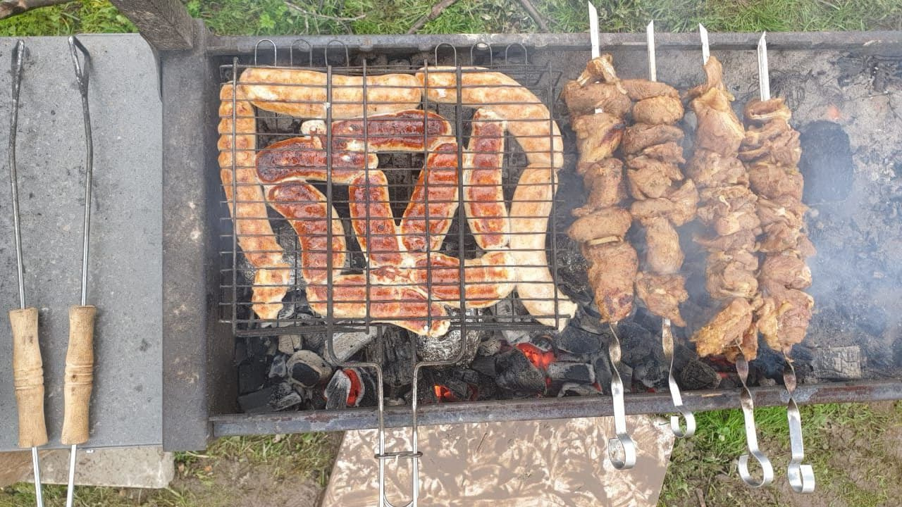 Доводим до кипения воду, опускаем в нее перец-горошек, лавровый лист, соль. Ждём пока остынет и в уже остывшую воду добавляем уксус и кладём мясо мариновать на ночь. Я мариновал свиную шейку. 
