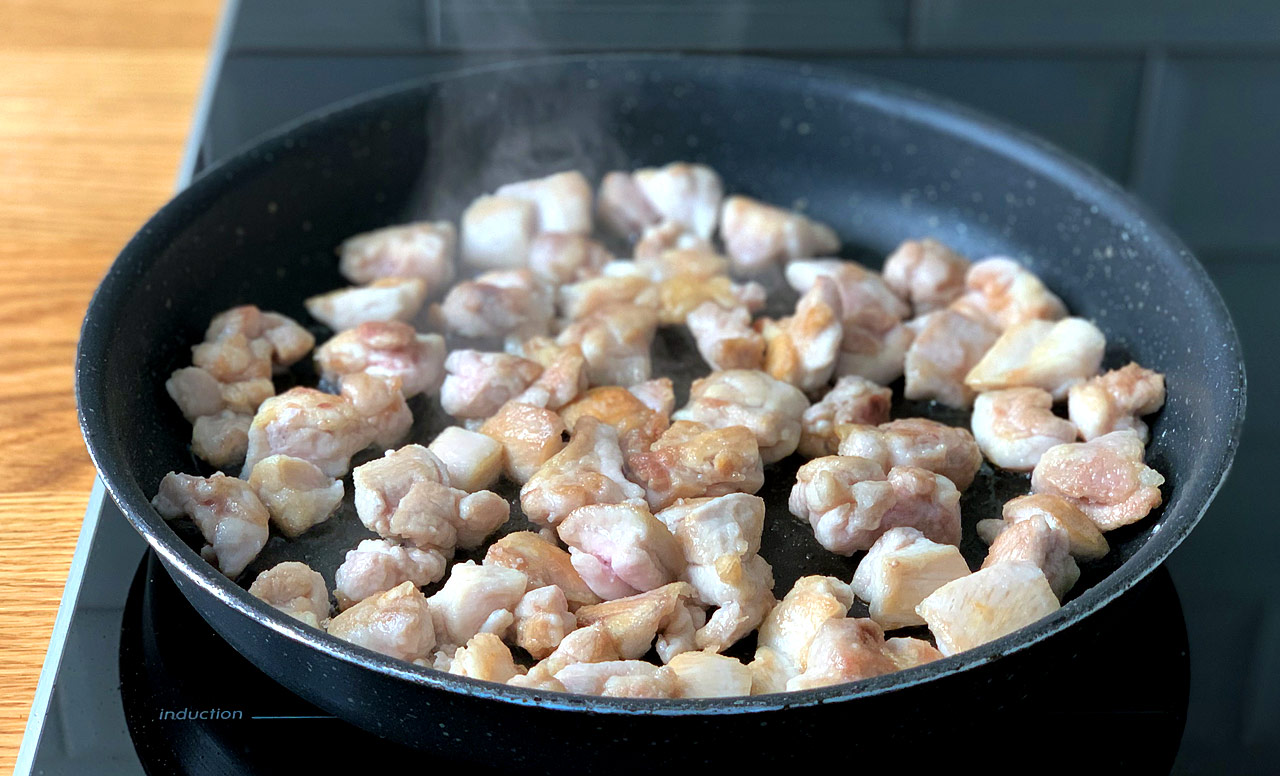 2. Курицу  нарезать кусочками средних размеров и обсыпать солью и перцем. 3. Обжарить куриное филе на сковороде на растительном масле. 