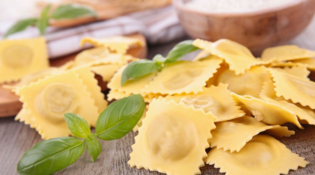 Начинку раскладываем примерно по 1 столовой ложке, на небольшом расстоянии друг от друга. Вторым пластом теста, накроем первый, убираем лишний воздух, и запечатаем швы между начинкой. 