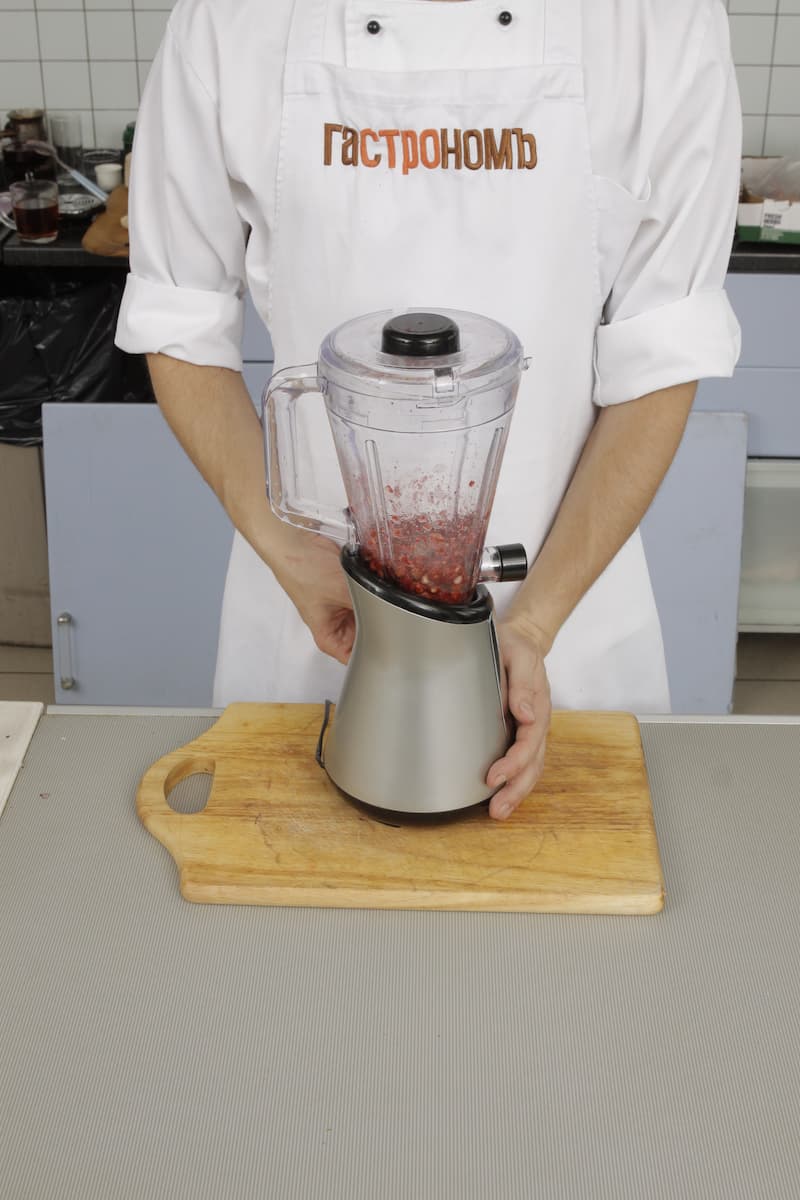 Начните взбивать ягоды. Когда смесь станет более или менее однородной, тонкой струйкой всыпайте в блендер или в комбайн сахар (2 кг). Совершенно однородную смесь разложите по стерилизованным банкам, по желанию пастеризуйте, закройте.