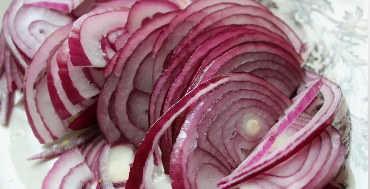 Лук нарезать полукольцами и ошпарить.