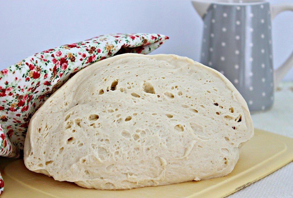 Замешать дрожжевое тесто и дать ему подняться. 