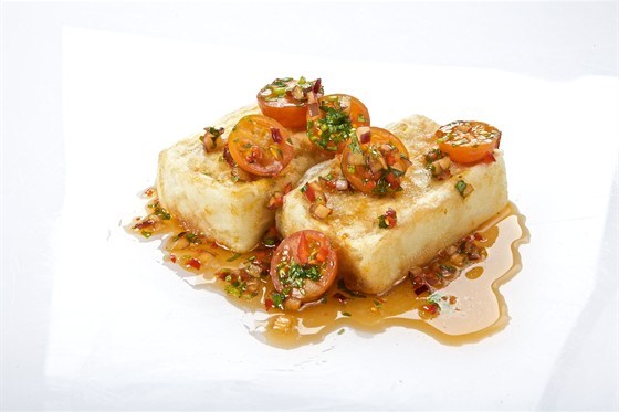 Жареный сыр тофу в соево-кунжутном соусе с черри и чесноком