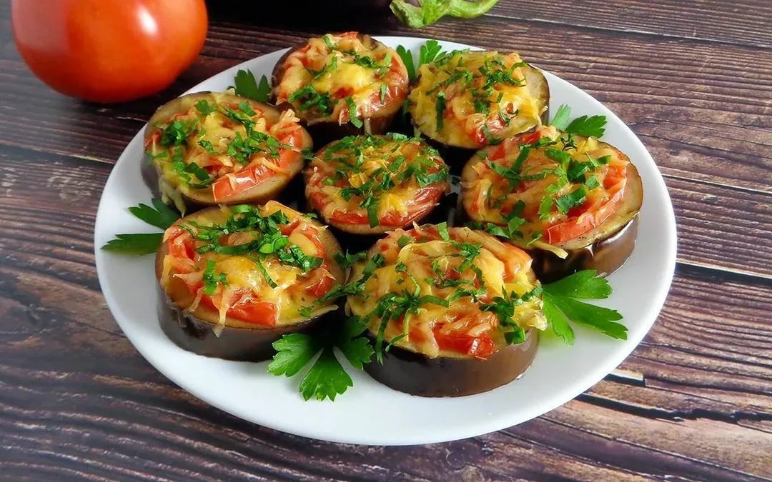 Баклажаны с помидорами, сыром и чесноком в духовке кружочками