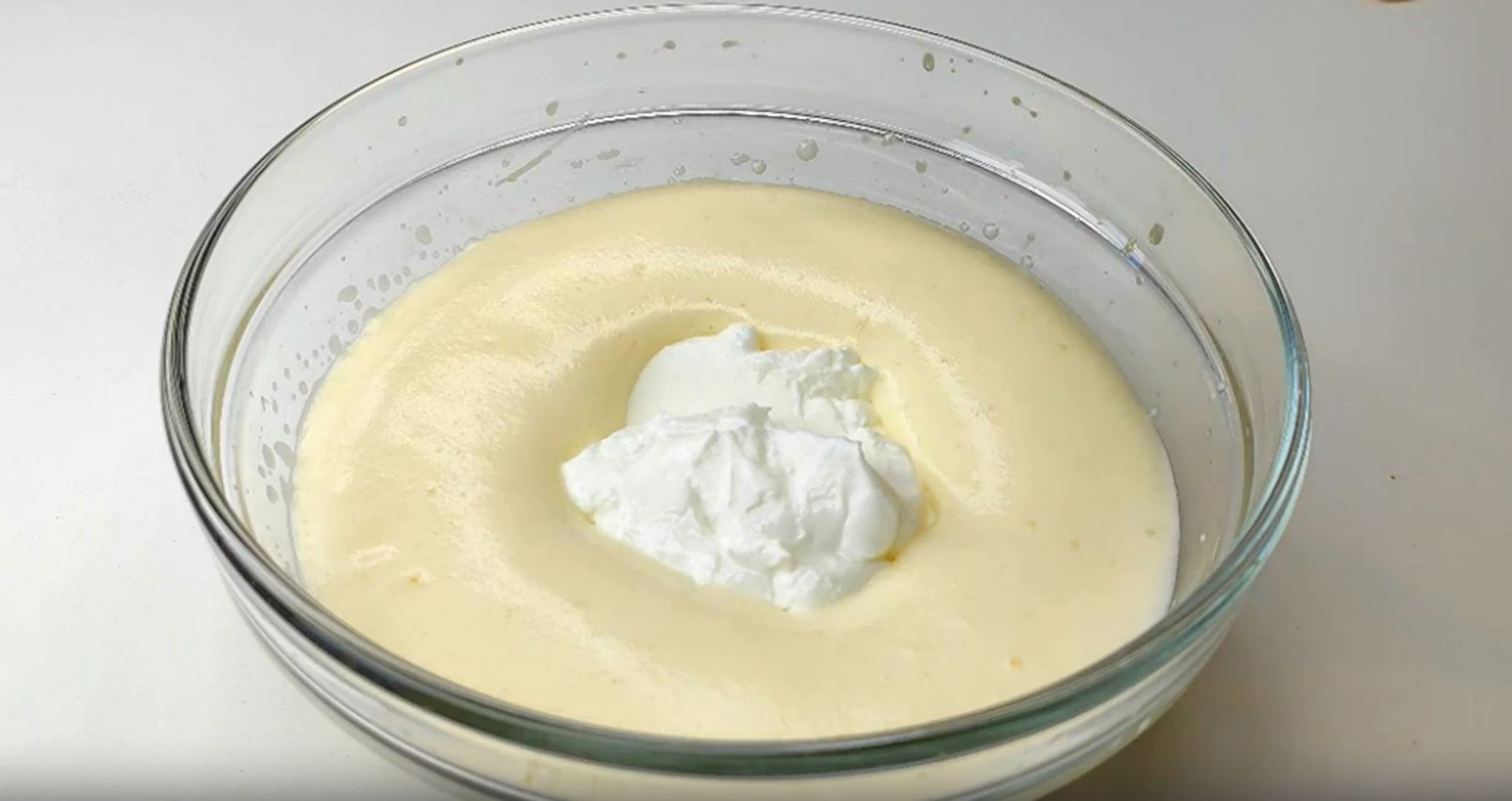 Добавить в пену творог и взбить до однородной массы.