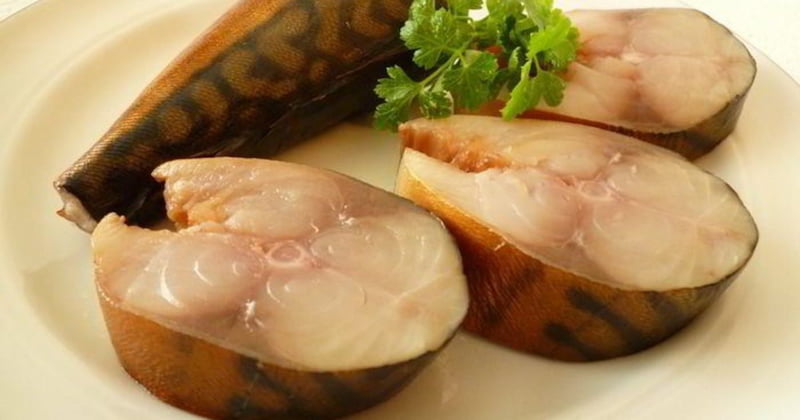 Скумбрия в луковой шелухе и чайной заварке