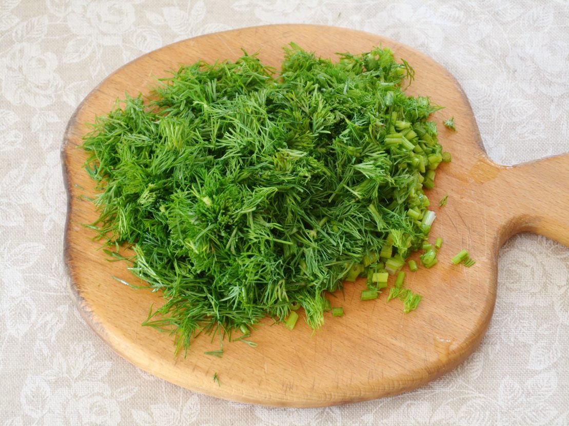 Зелень мелко нарубить. 