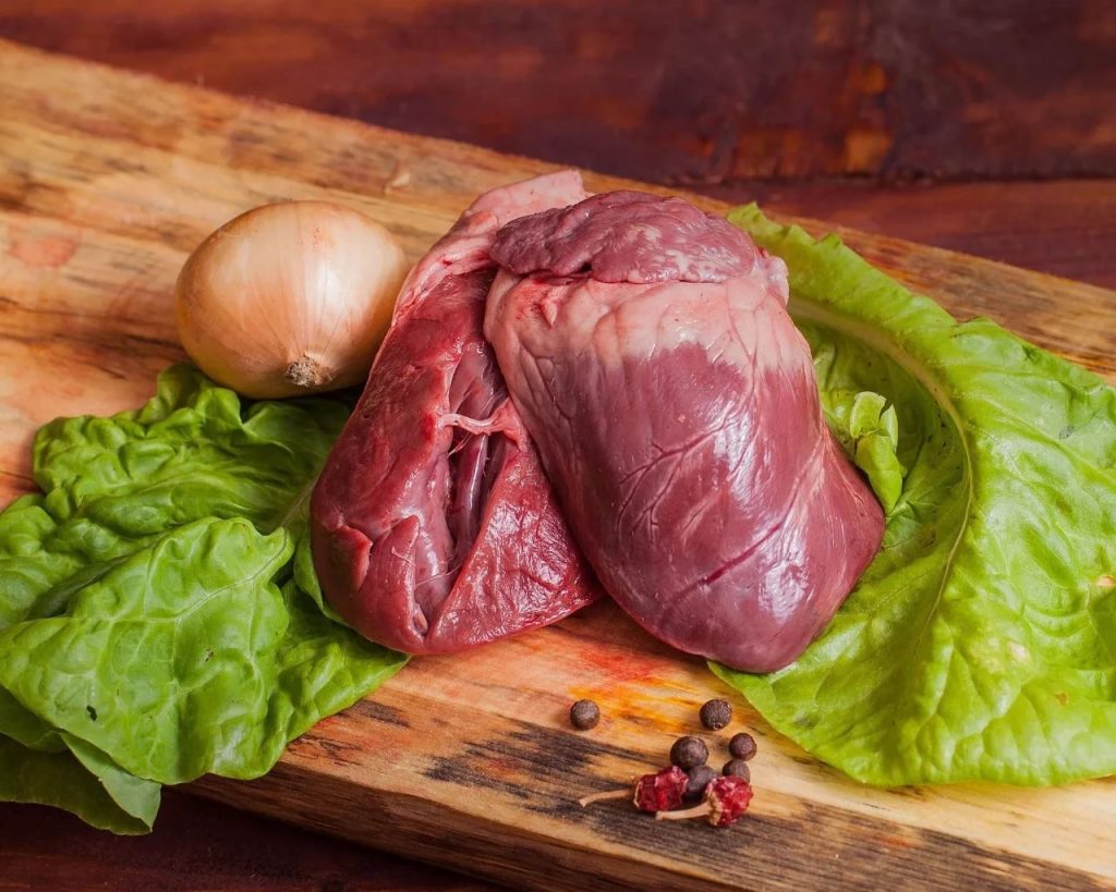 Сердце тщательно моем. Обсушиваем бумажными полотенцами. Нарезаем почки и сердце тонкими пластинками. 