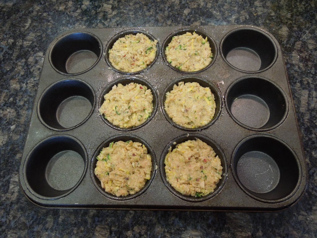 Поставить в духовку и выпекать при температуре 200 градусов до румяного состояния. 