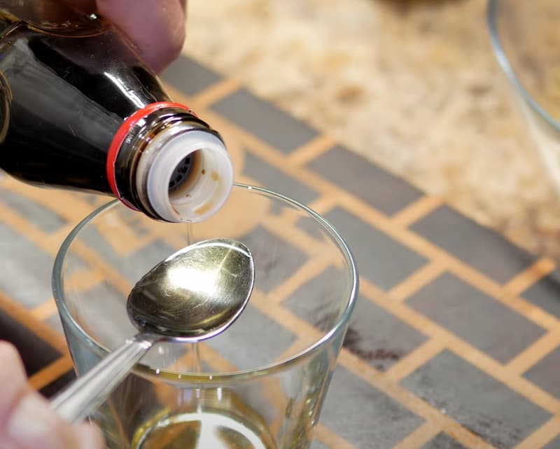 Для заправки смешиваем масло, уксус и мед.