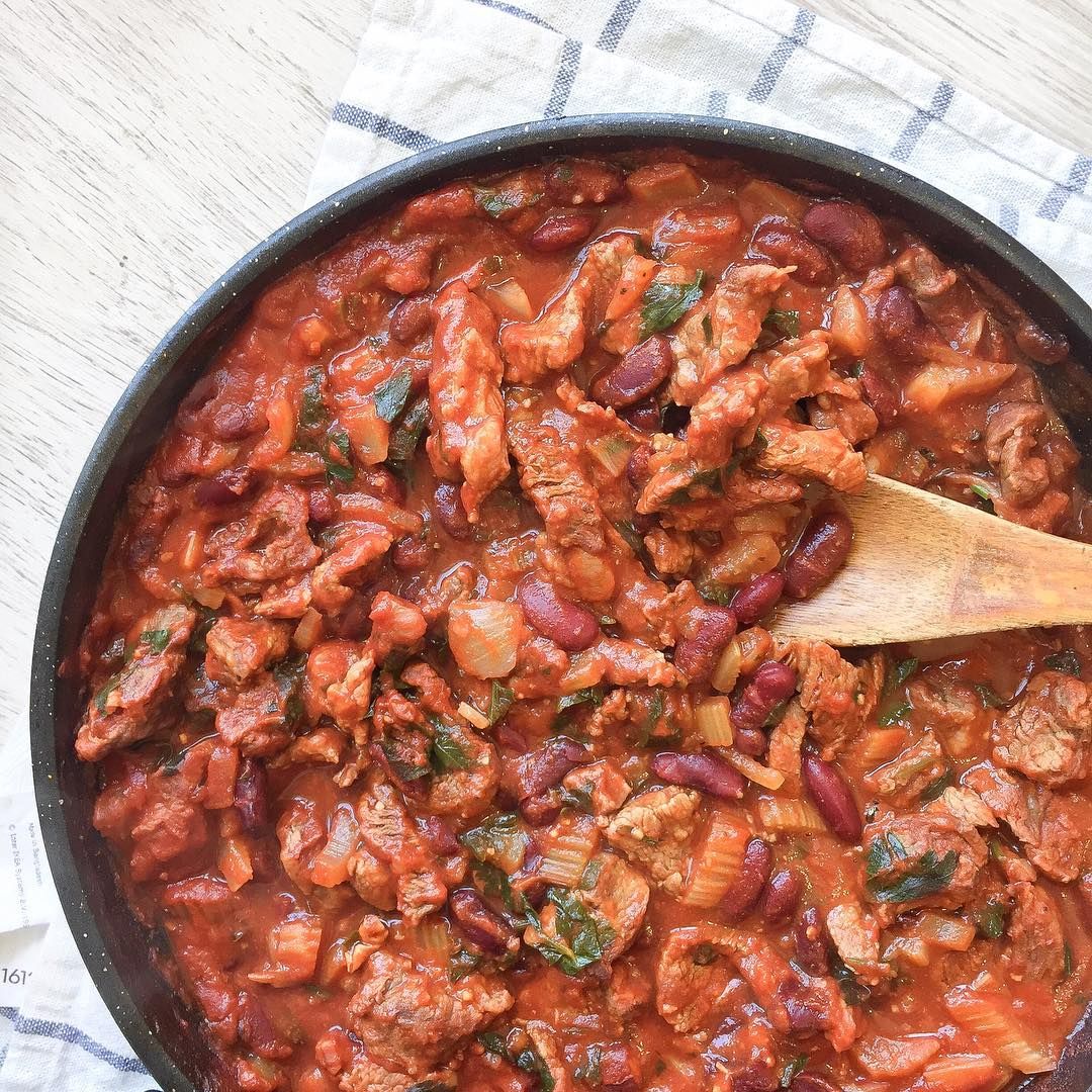 Добавляем 250 мл. говяжьего бульона, перемешиваем и даем жидкости выпариться 10-15 минут без крышки. У вас должна получиться густая масса. Дайте ей потомиться под крышкой ещё 5 минут. 