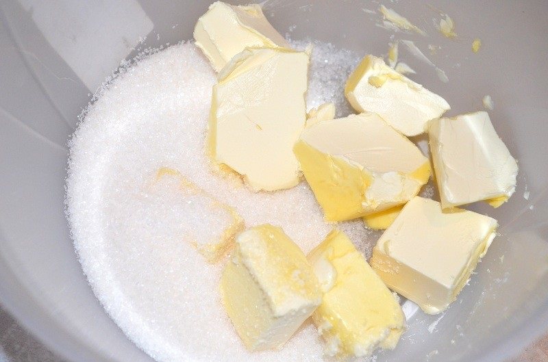 Положить в посуду для замеса 1 ст. л. сливочного масла и 3/4 ст. сахарного песка (1/4 стакана оставьте на потом). Хорошенько растереть масло с сахаром до однородной рассыпчатой массы. 