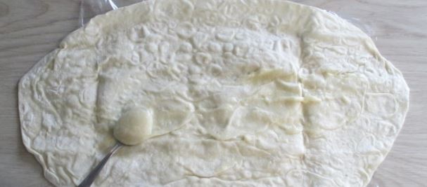 Порежьте тонкими ломтиками курицу, помидоры, огурец. Один лист лаваша смажьте соусом из йогурта с приправами.