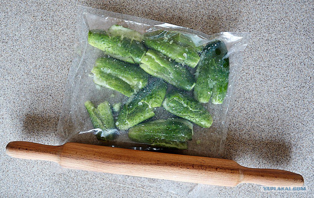 Накройте огурцы пленкой и слегка пройдитесь по ним скалкой или молоточком для отбивания мяса. Не переусердствуйте, иначе огурцы превратятся в кашу. 