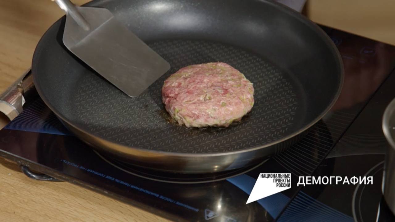 Отправляем котлеты на сковороду и обжариваем по 2 минуты с каждой стороны на сильном огне. Затем отправляем в духовку доходить.